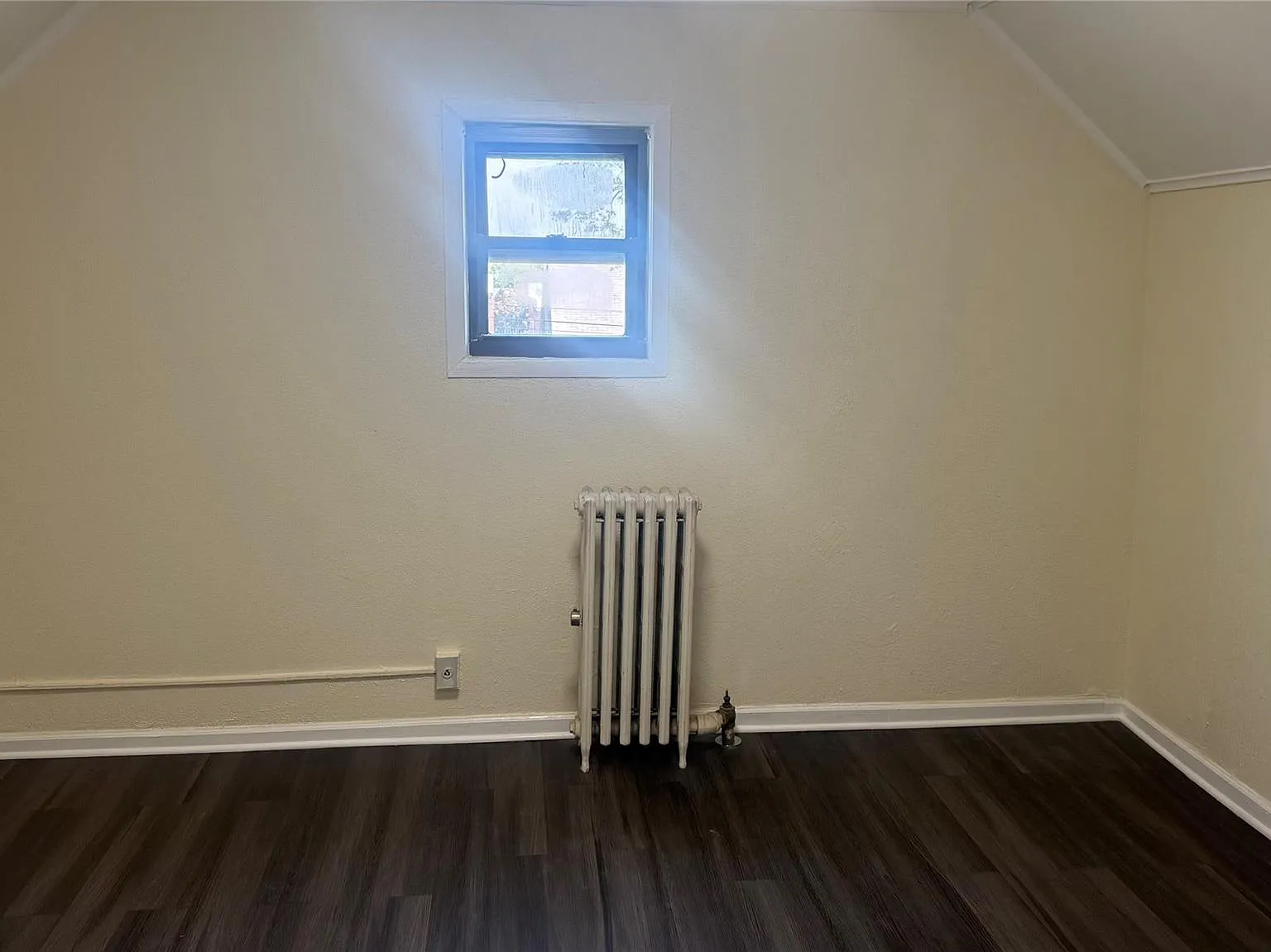 3 bed, 1.0 bath, 900 sqft, $3,000 — Photo 3
