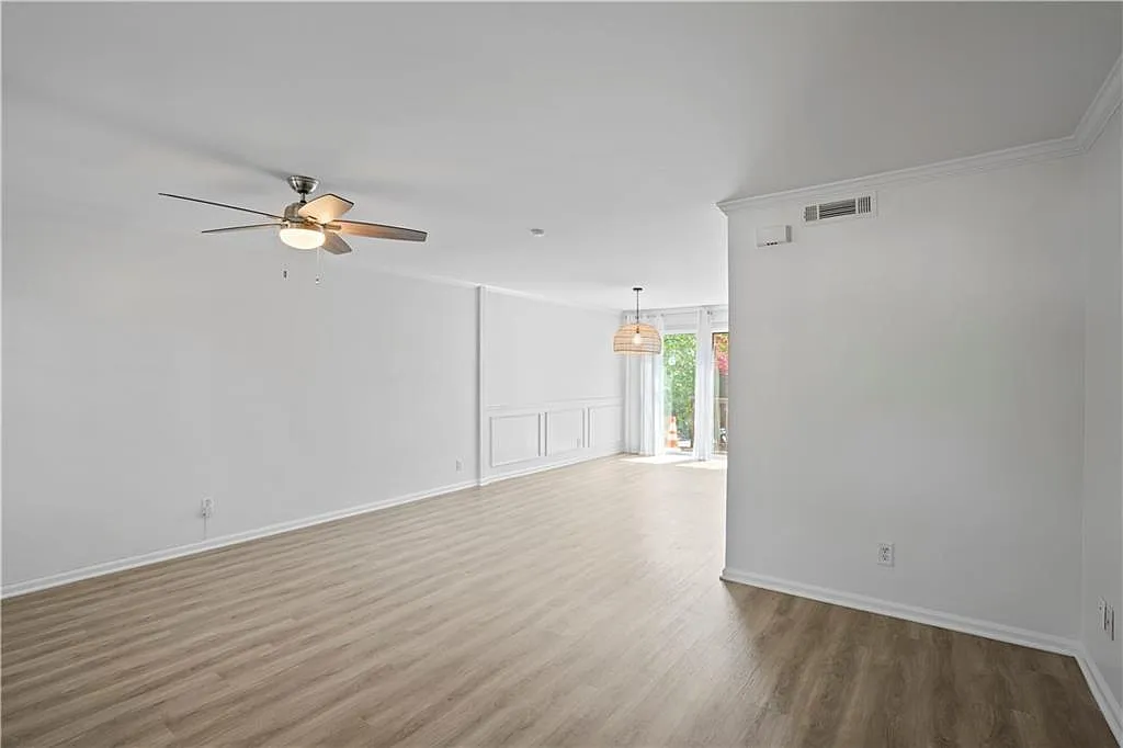 2 bed, 2.5 bath, 1363 sqft, $2,200 — Photo 4