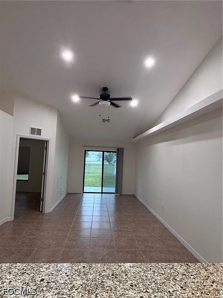 3 bed, 2.0 bath, 2418 sqft, $1,650 — Photo 3