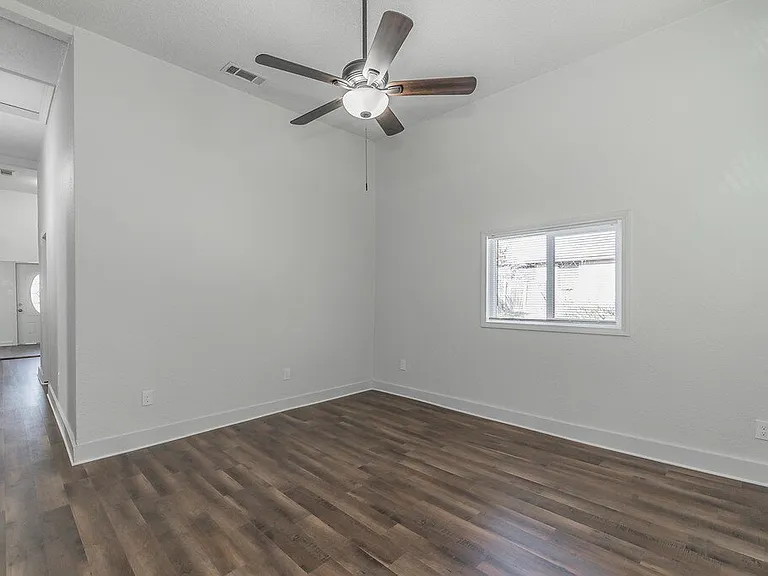 505 N Lamar St — Photo 8