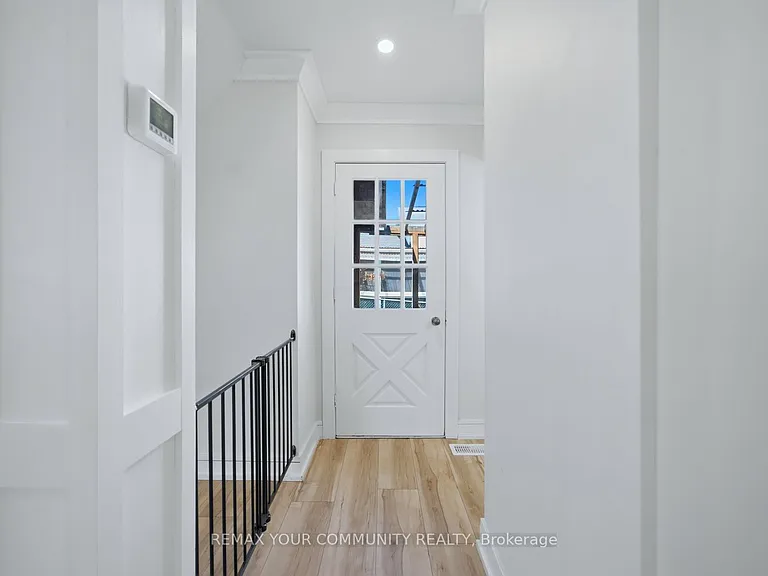 150 Connaught Cres — Photo 25