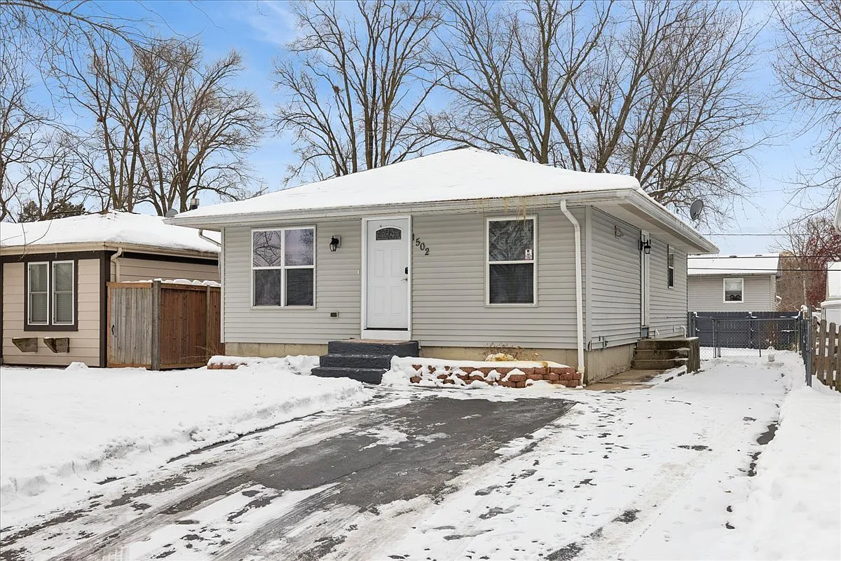 1502 Round Lake Dr photo 1