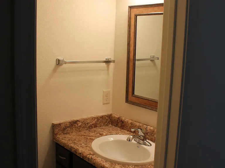 upstairs bathroom (2)