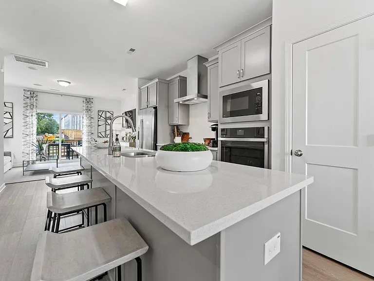 413 N Fisher St — Photo 3