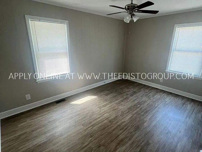 982-996 Hampton Dr NW — Photo 17