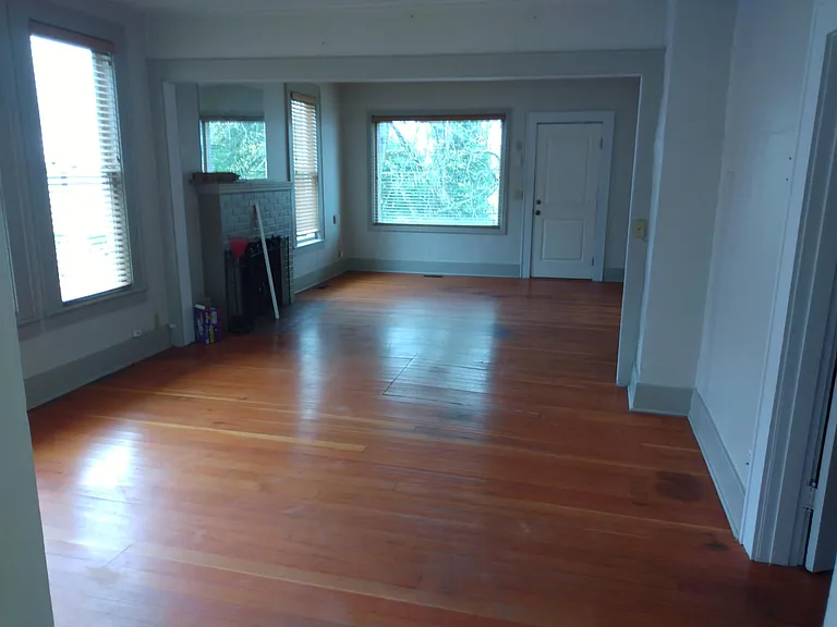 617 E B St — Photo 8