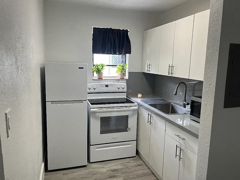245 NW 32nd St #5 — Photo 4