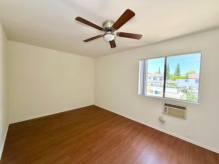 7355 Woodley Ave #8 — Photo 5