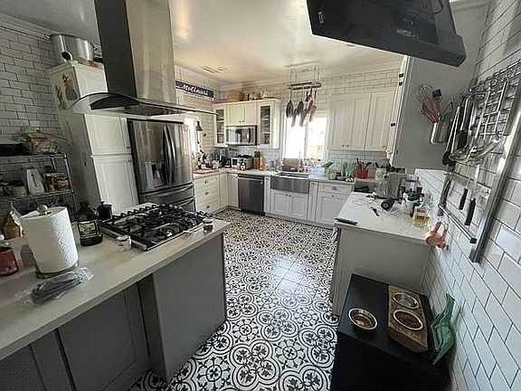 2nd image of 402 N Pacific Ave