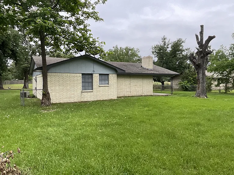 900 W State Highway 243 — Photo 3