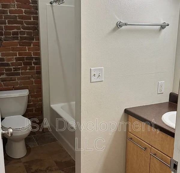 220-224 E 4th St #204 — Photo 5