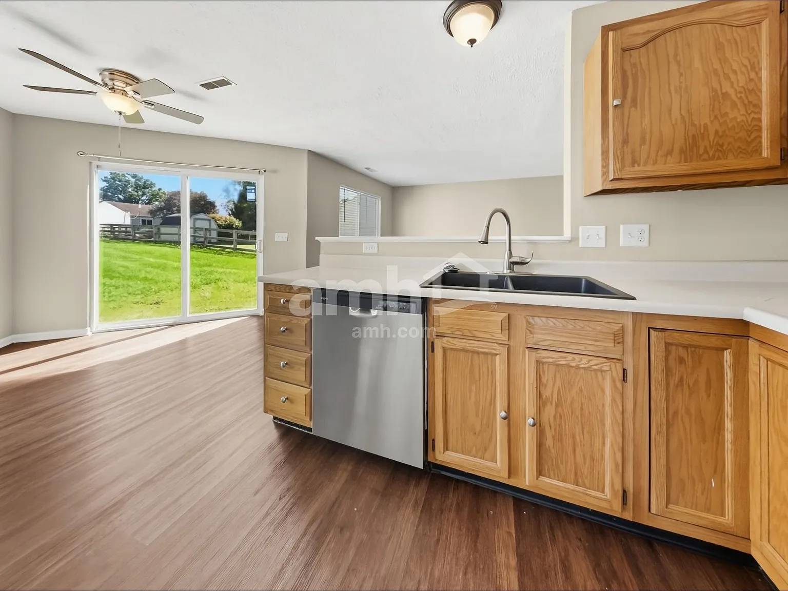 3 bed, 2.5 bath, 1458 sqft, $2,120 — Photo 4