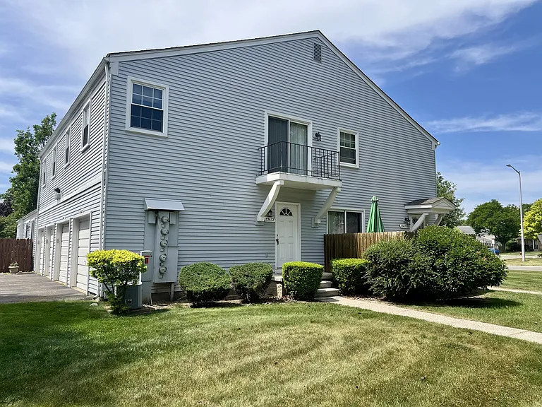 Upper-unit ranch condo