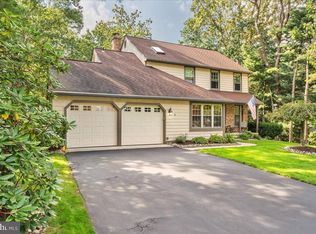 8 Sherwood Ln, Voorhees, NJ 08043