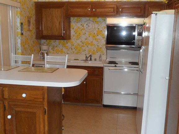 4th image of 2010 Golf Club Dr APT 3