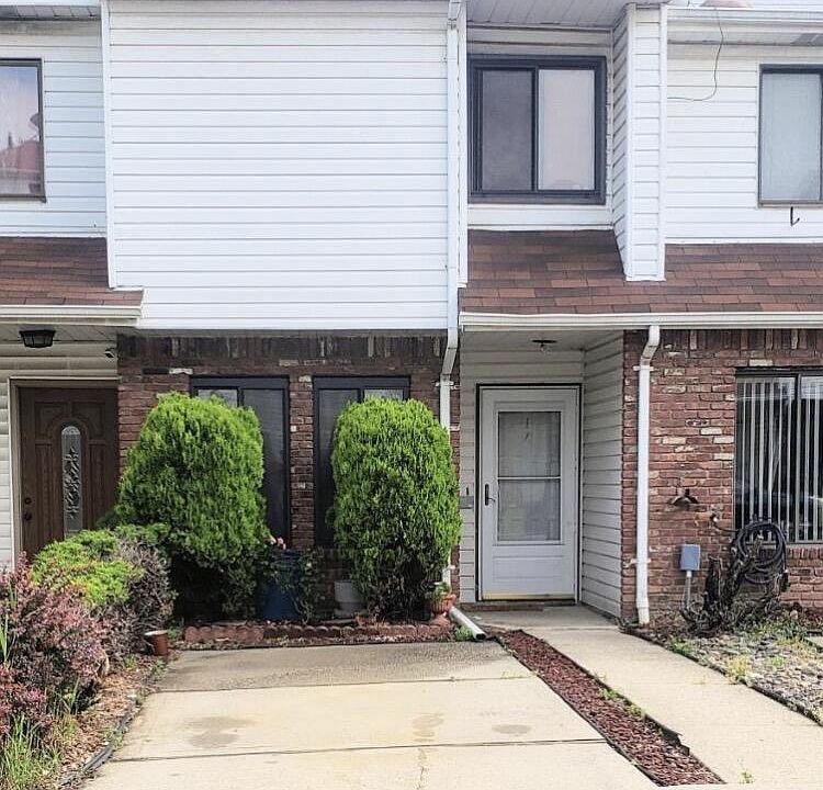1st image of 17 Stratford Ct