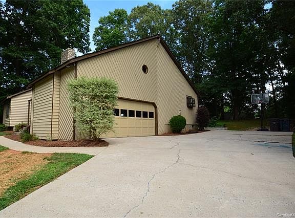 5th image of 160 Eastwood Dr