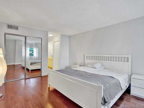 4th image of 2935 Ne 163rd St #2F