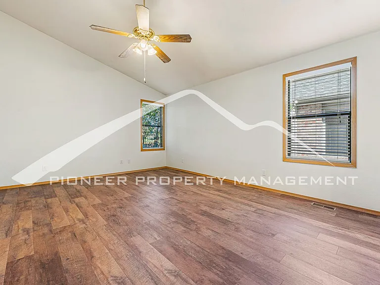 2924 Troxell Ave — Photo 14