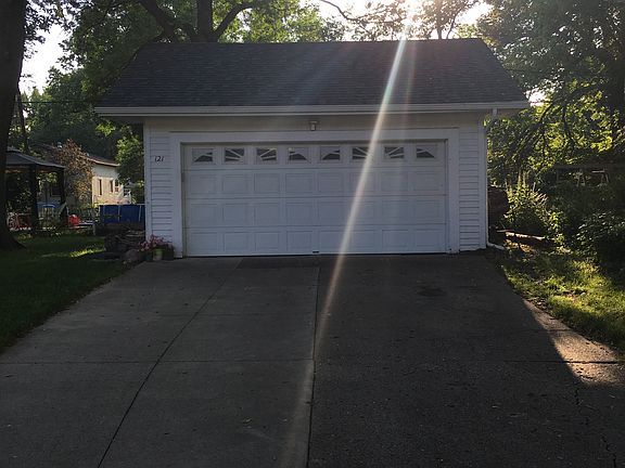 3rd image of 121 Linden Dr