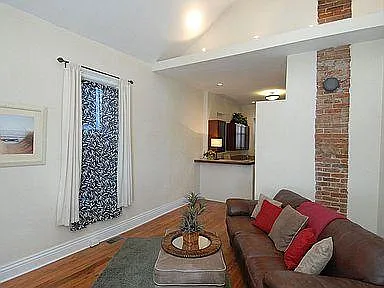 2 bed, 900 sqft, $2,200 — Photo 2
