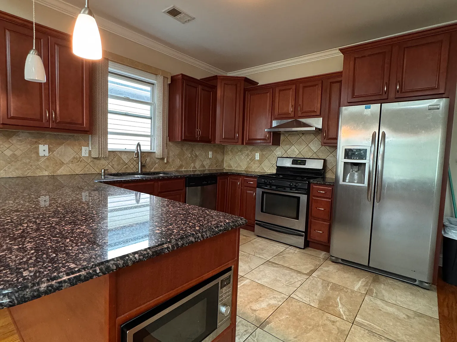 3 bed, 1400 sqft, $3,000 — Photo 2