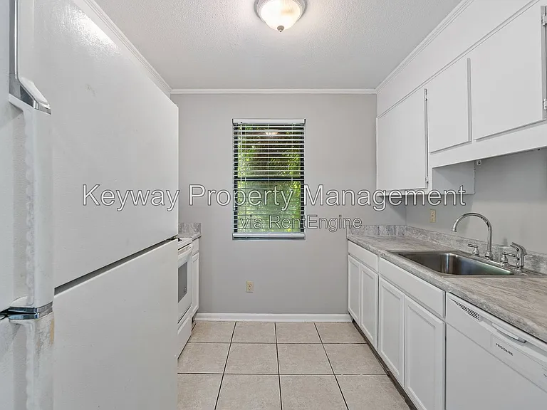 1925 1/2 Wrightsboro Rd #B — Photo 6