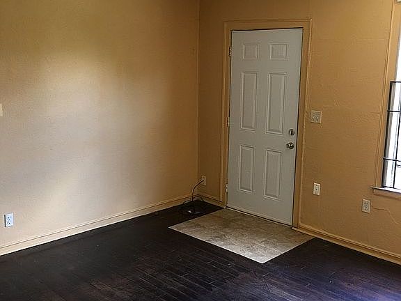 5th image of 1109 W 51st St