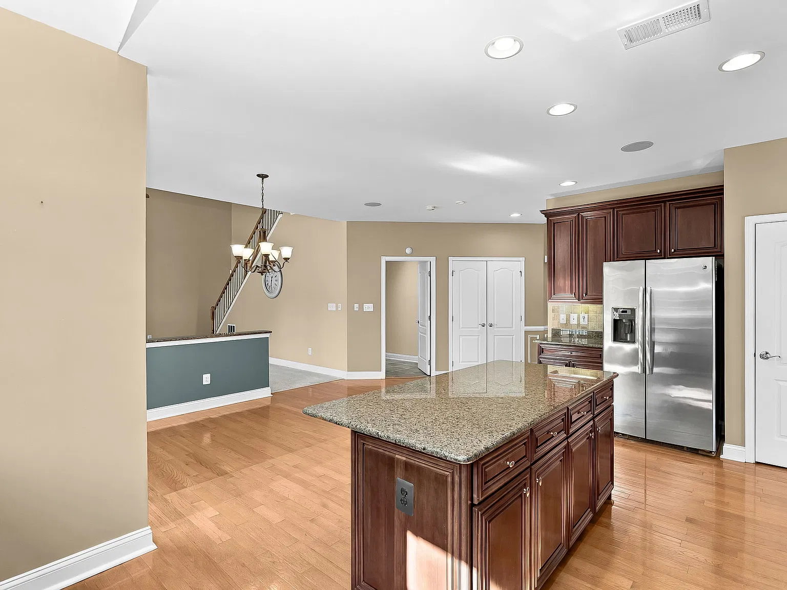 4 bed, 3.5 bath, 3488 sqft, $3,400 — Photo 3