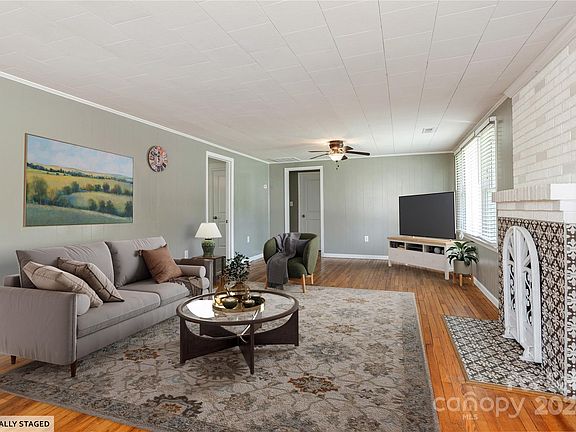 4th image of 817 1st Ave W