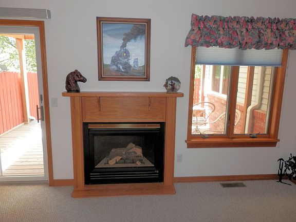Gas log fireplace