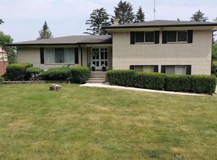 8672 Elizabeth Lake Rd, White Lake, MI 48386