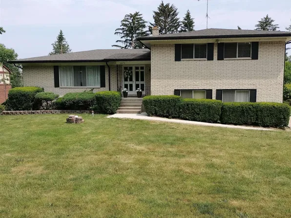 8672 Elizabeth Lake Rd, White Lake, MI 48386