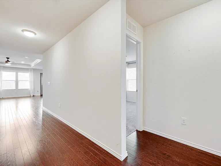 1633 Vernon Dr — Photo 6