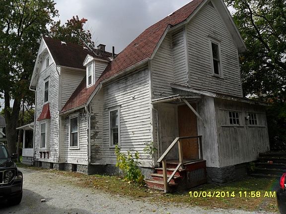 2nd image of 136 Clay St