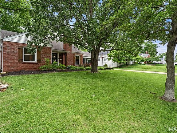 3rd image of 870 Victoria Pl
