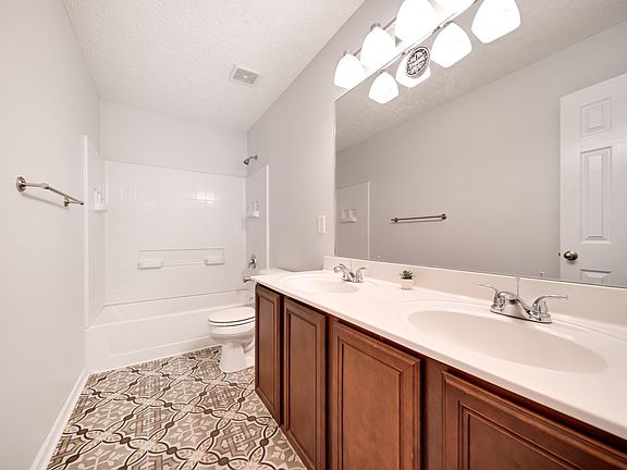 Upstairs Guest Bathroom (tiled)