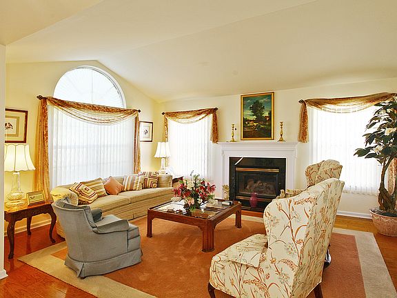 3rd image of 94 Foxwood Rd