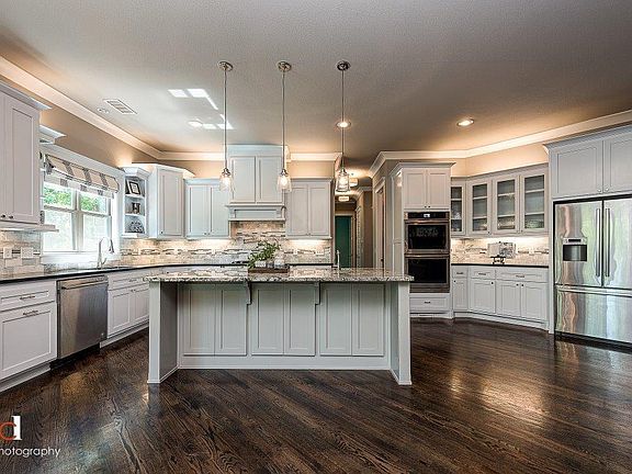 3rd image of 504 NE Lake Pointe Pl