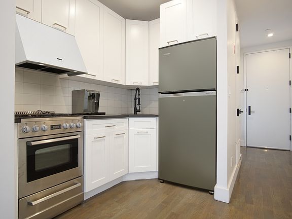 3rd image of 1582 Prospect Pl #B