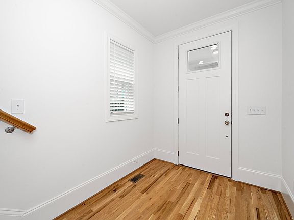 3rd image of 1755 Crest Rd