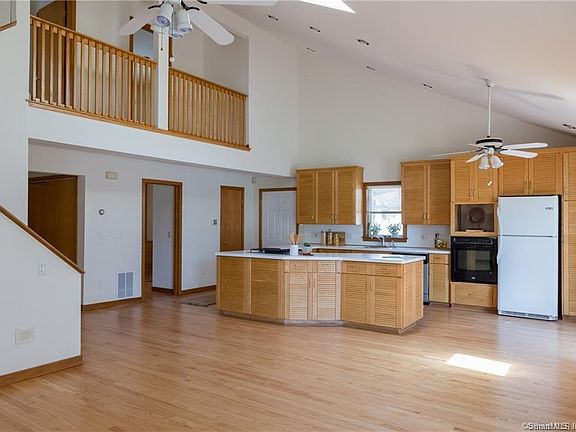 5th image of 150 Brentwood Ave