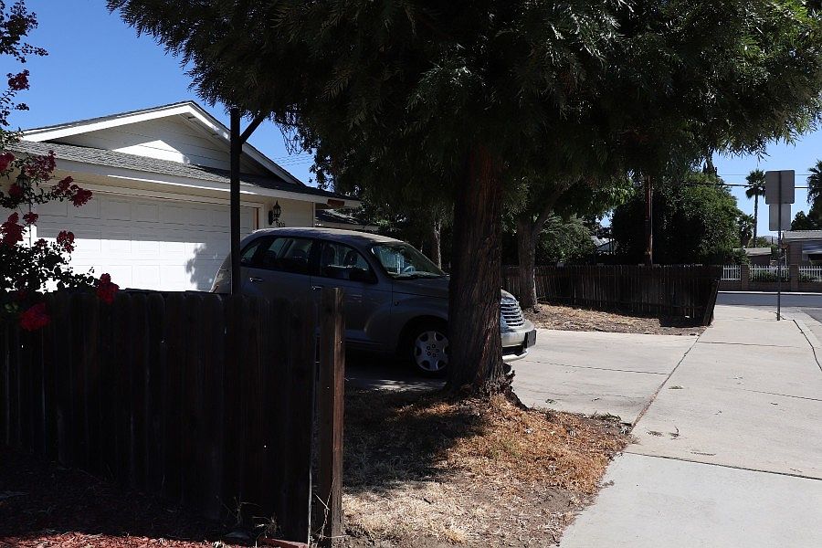 2nd image of 901 Amber Ln