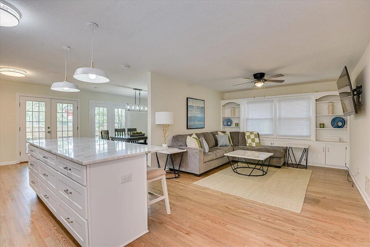4 bed, 2.0 bath, 1659 sqft, $2,495 — Photo 3