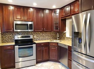 90 Finch Ln, Islip, NY 11751