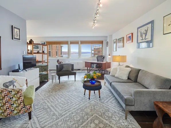 2621 Palisade Avenue image 2 of 15