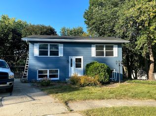 872 Revere Rd, South Elgin, IL 60177