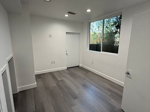 4th image of 4557 Rosewood Ave #7