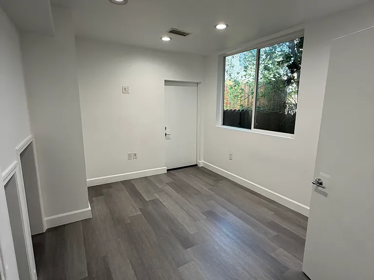 4557 Rosewood Ave #7 — Photo 4