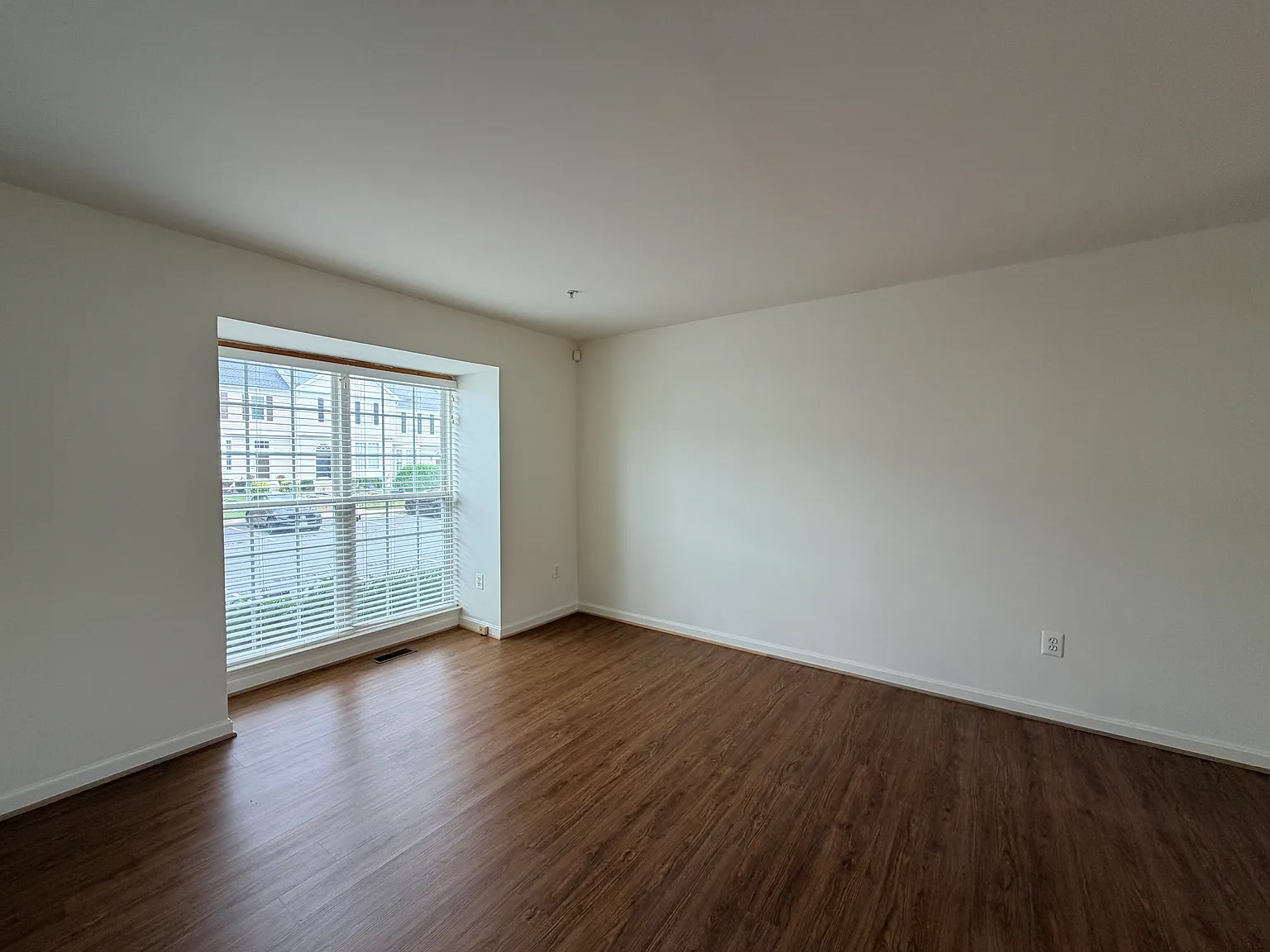 Beautifully Maintained 3-Bedroom Townhouse — Photo 2